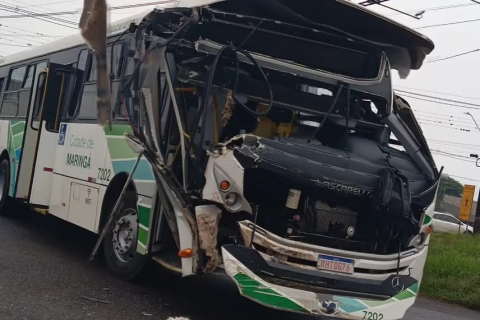 Maringá: Motorista e passageiros ficam feridos em acidente envolvendo ônibus do transporte coletivo