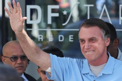 Bolsonaro recebe alta após 21 dias internado por cirurgia no intestino