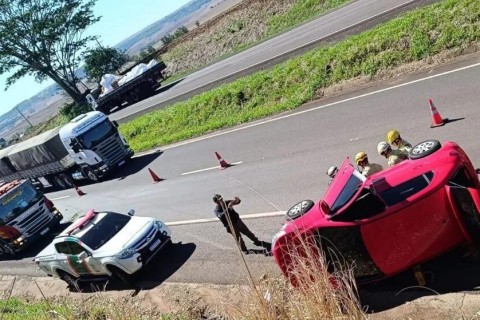 Mulher fica ferida após capotamento na PR-323, na região de Maringá